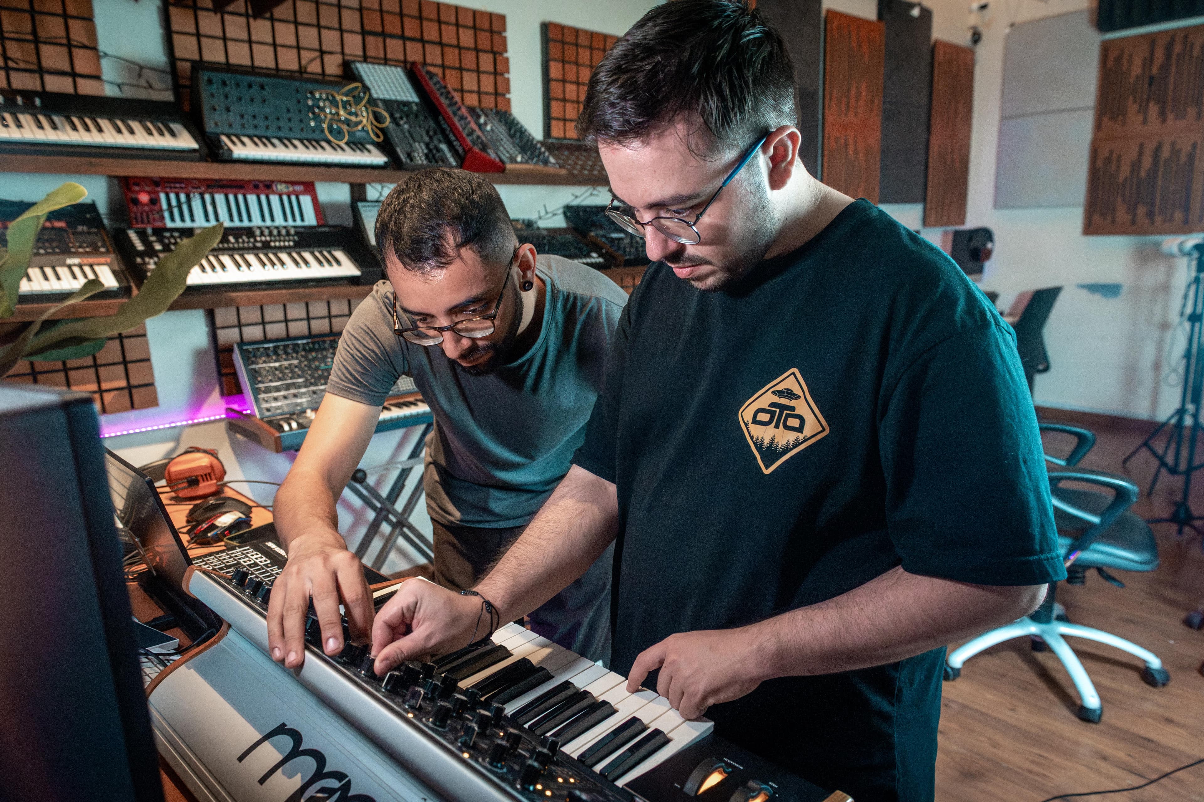 Brain en su estudio dirigiendo una sesión de Own Your Sound