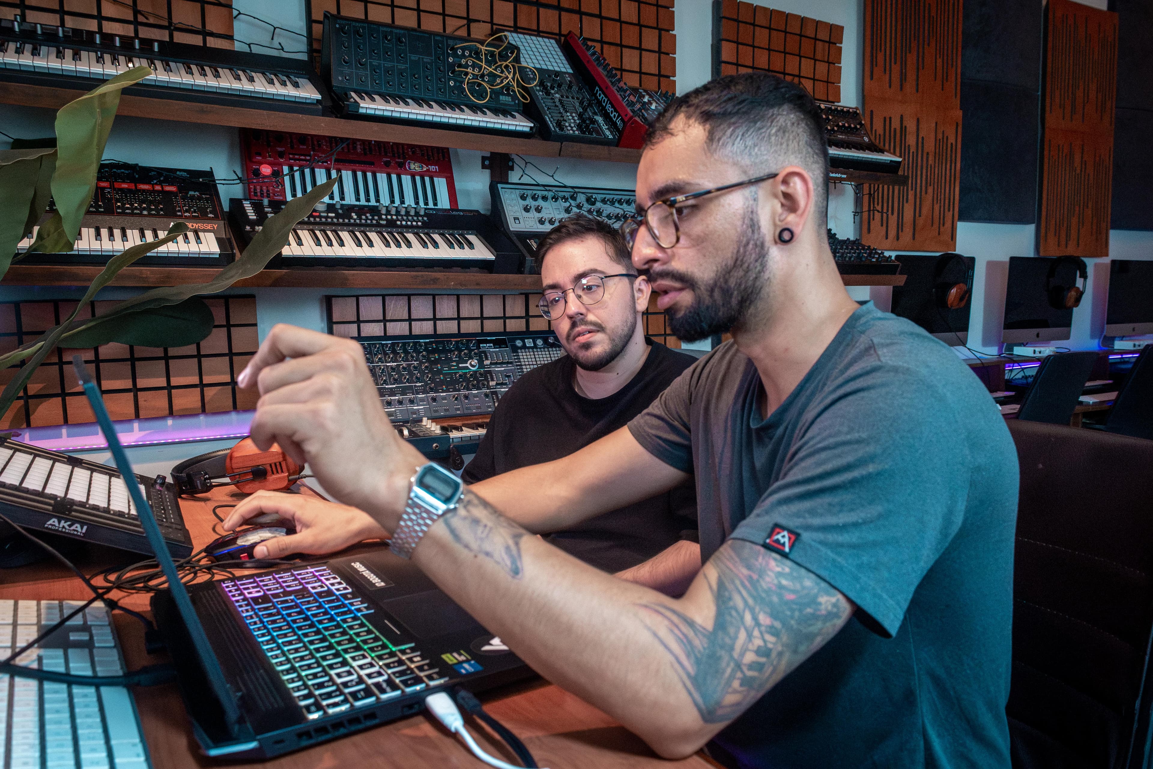 Brain produciendo en su estudio de Bogotá
