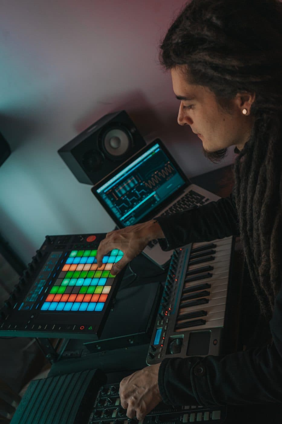 Kajah en su estudio