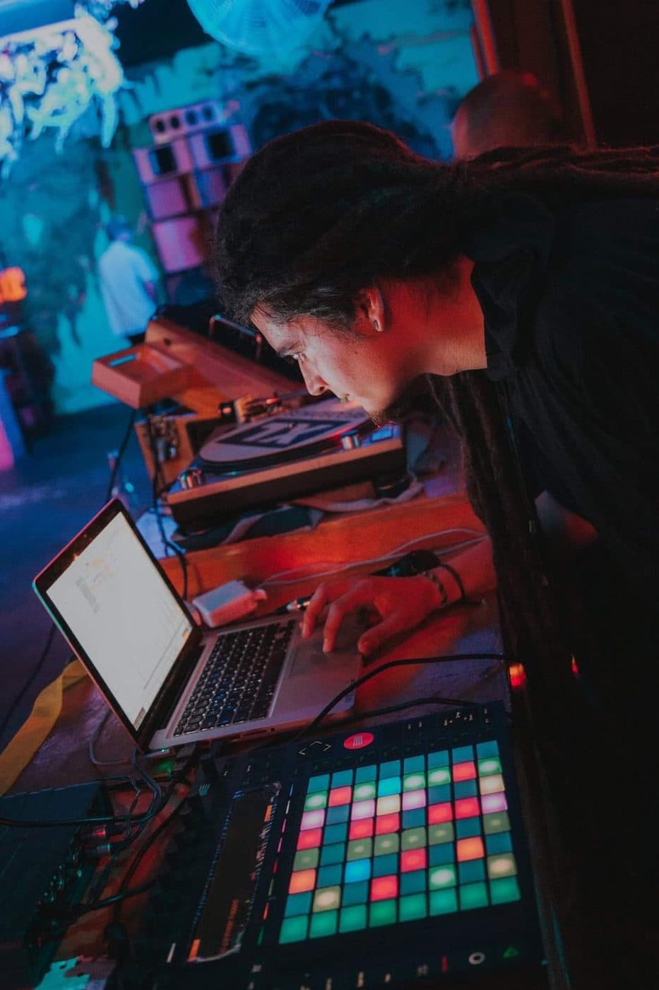 Kajah produciendo en su estudio