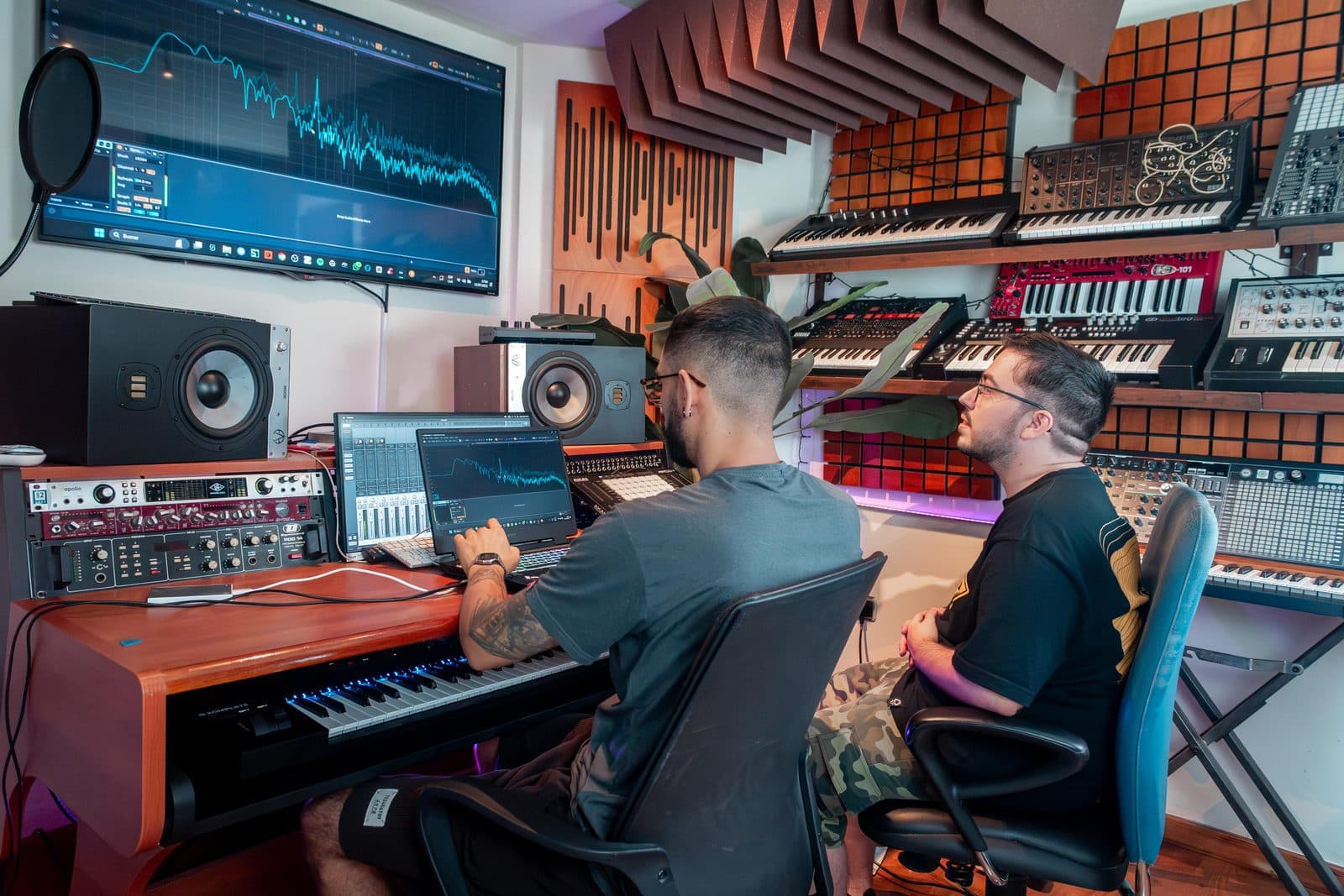 Sesión de producción en el estudio de BASSCRAFT